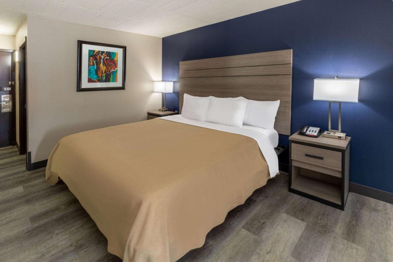 Baymont By Wyndham Laredo Hotel Kültér fotó
