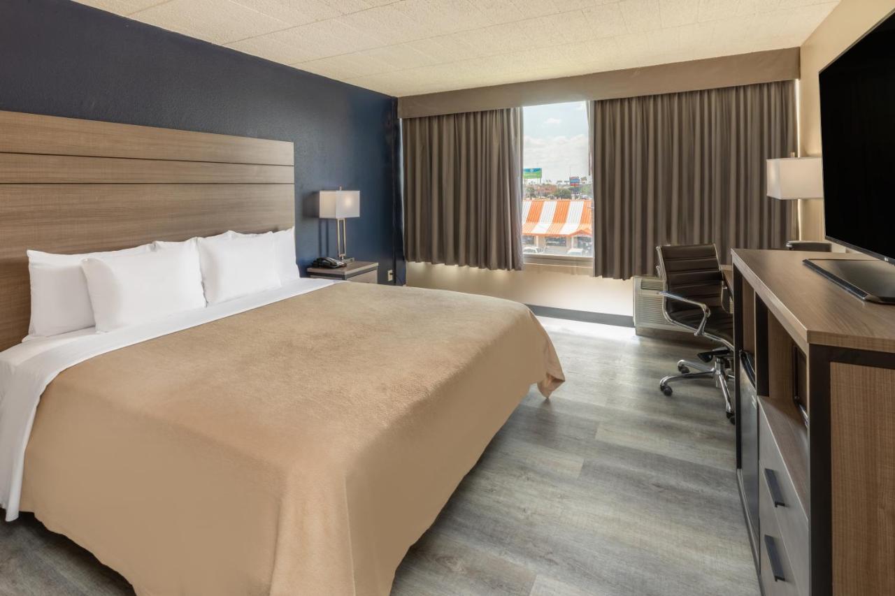 Baymont By Wyndham Laredo Hotel Kültér fotó