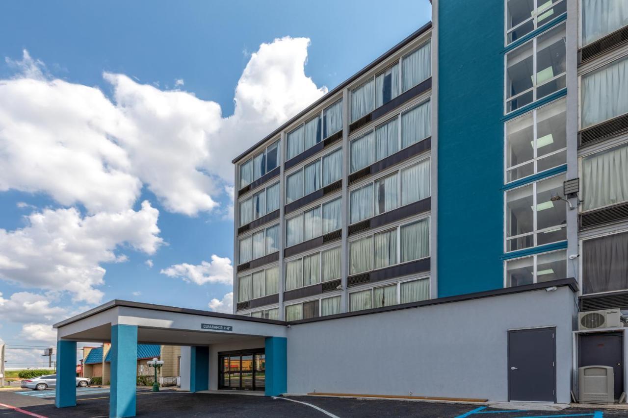 Baymont By Wyndham Laredo Hotel Kültér fotó